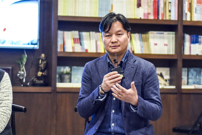 丁大為：烏銅走銀有三百年的歷史了，是云南地區(qū)獨有的技藝。這門技藝入門大概需要3年，學成需要20年。用語言去表達它其實是很難的。