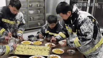 零下14度滅火后 消防員吃飯這一幕讓人心疼！