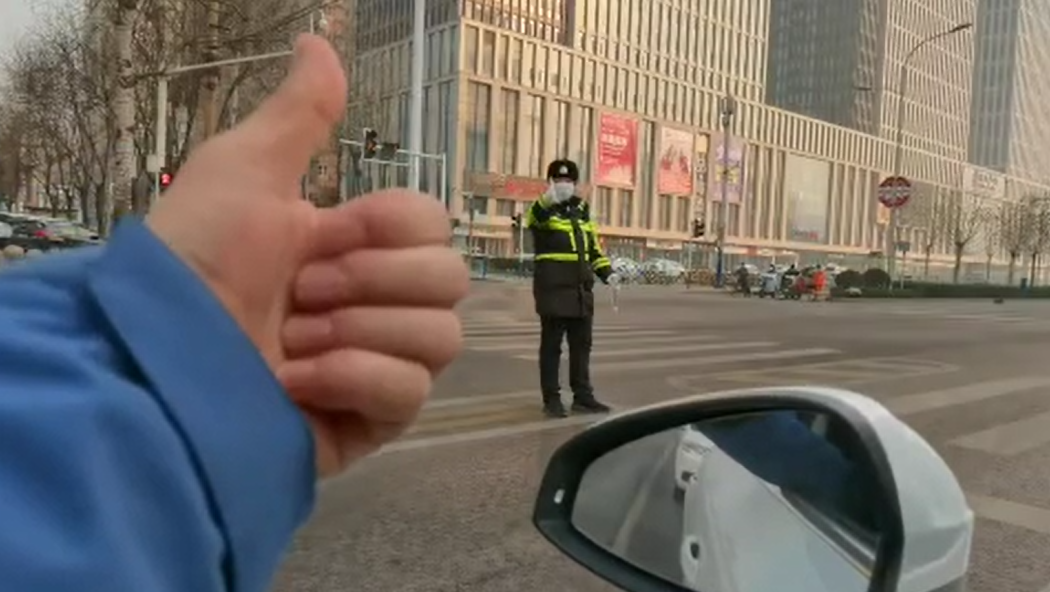 石家莊路人和交警的這個(gè)“暗號(hào)”，真暖！