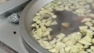 沈陽一企業(yè)熬740鍋紅糖水送26個(gè)檢測點(diǎn)，用了千斤紅糖200斤姜