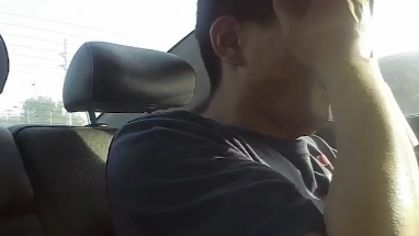 這人啥情況？他在警車上都能睡著