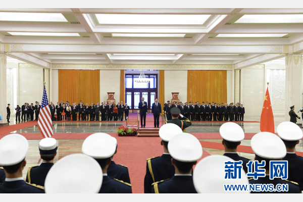 11月12日，國(guó)家主席習(xí)近平在北京人民大會(huì)堂舉行歡迎儀式，歡迎美國(guó)總統(tǒng)奧巴馬對(duì)中國(guó)進(jìn)行國(guó)事訪(fǎng)問(wèn)。 新華社記者 馬占成 攝