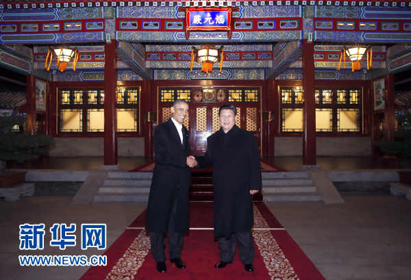 11月11日晚，國(guó)家主席習(xí)近平在中南海同美國(guó)總統(tǒng)奧巴馬舉行會(huì)晤。這是兩國(guó)元首在瀛臺(tái)涵元殿前握手。 新華社記者鞠鵬攝