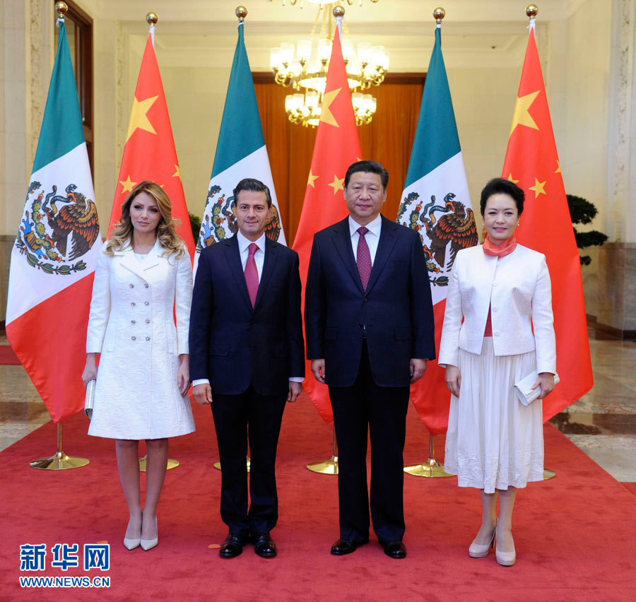 11月13日，國家主席習(xí)近平在北京人民大會堂北大廳舉行儀式，歡迎墨西哥總統(tǒng)培尼亞對中國進行國事訪問。這是習(xí)近平和夫人彭麗媛同培尼亞夫婦合影。 新華社記者 張鐸 攝